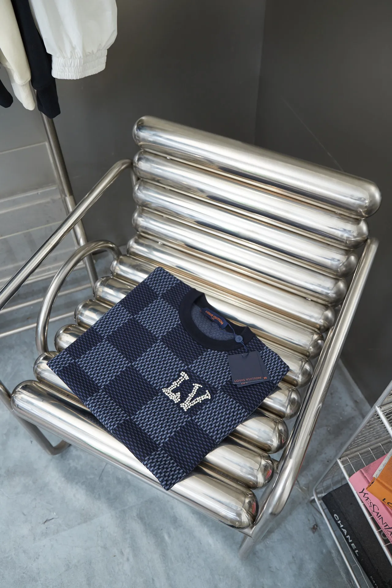 🅿️230 high-quality LV Louis SS25 spring and summer new Fei Dong press conference, super heavy-duty Swarovski rhinestone embroidered brand logo letter half-sleeved woolen fabric, customized super flash eight-claw diamonds, simple and elegant, classic, made of combed cotton yarn knitted cotton fabric, pure cotton high-weight special yarn, weighing it up feels full of weight, and the upper body is more textured than ordinary T-shirts. This texture can handle the weather easily, suitable for both hot and cold! The pattern on the chest adopts three-dimensional wool hanging technology, and is perfectly produced stitch by stitch with reference to the original version! The loose fit design allows petite girls to wear it so that the lower body is missing, making them look taller and slimmer! Size: S-XL